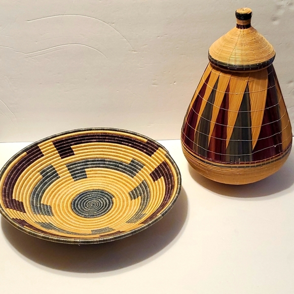 African Rwandan Tutsi Lidded Basket Hand Woven Basket with Geometric Design - Picture 1 of 11